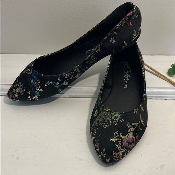 Comfort Trendz Black Asian Floral Flats - Picture 2 of 9